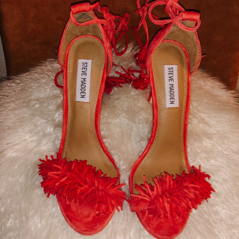Steve Madden Strappy Pom Pom heels!! 👠